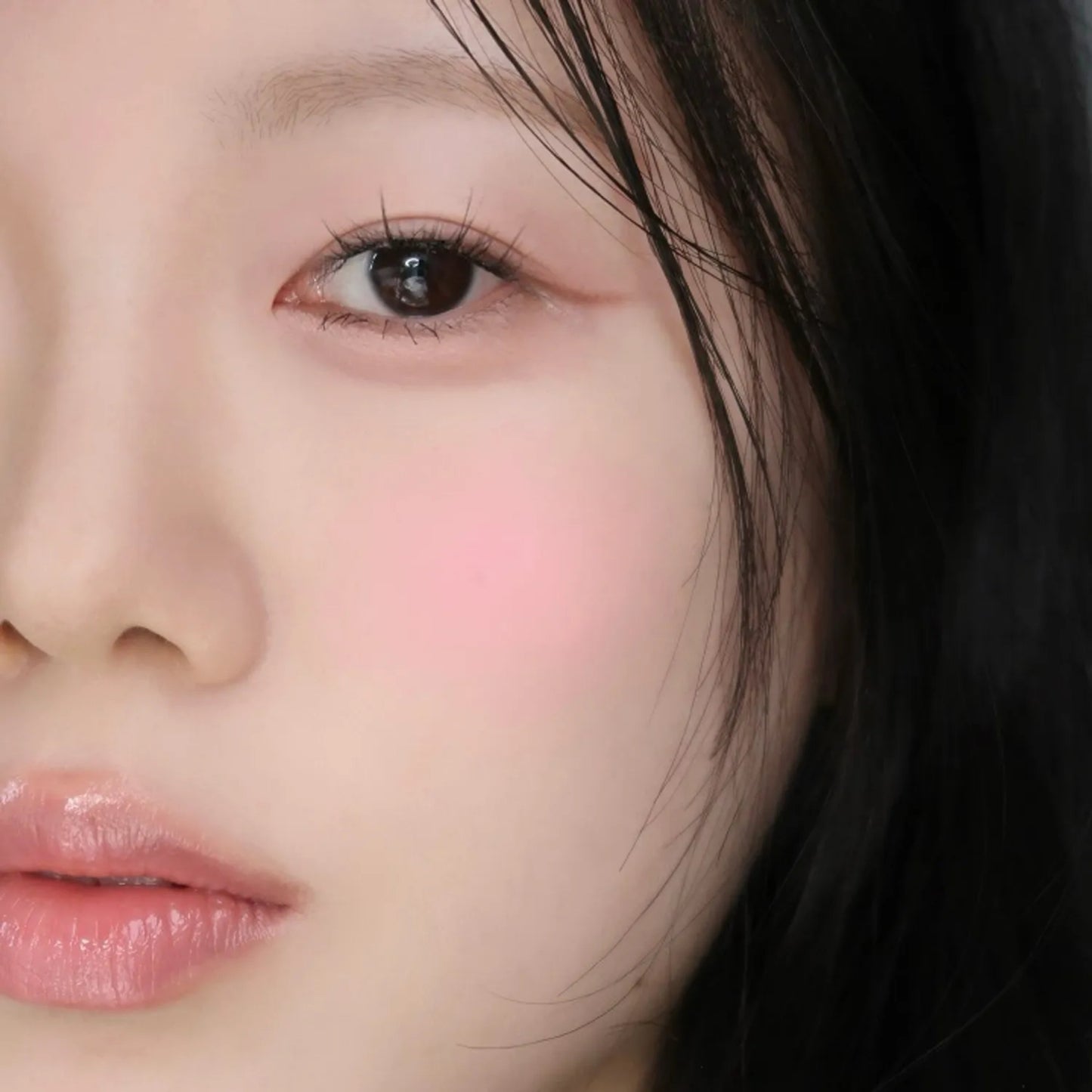 Wakemake Sheer Breeze Blusher in 04Berrysh, soft pink blush powder with a smooth, natural finish on a neutral background.